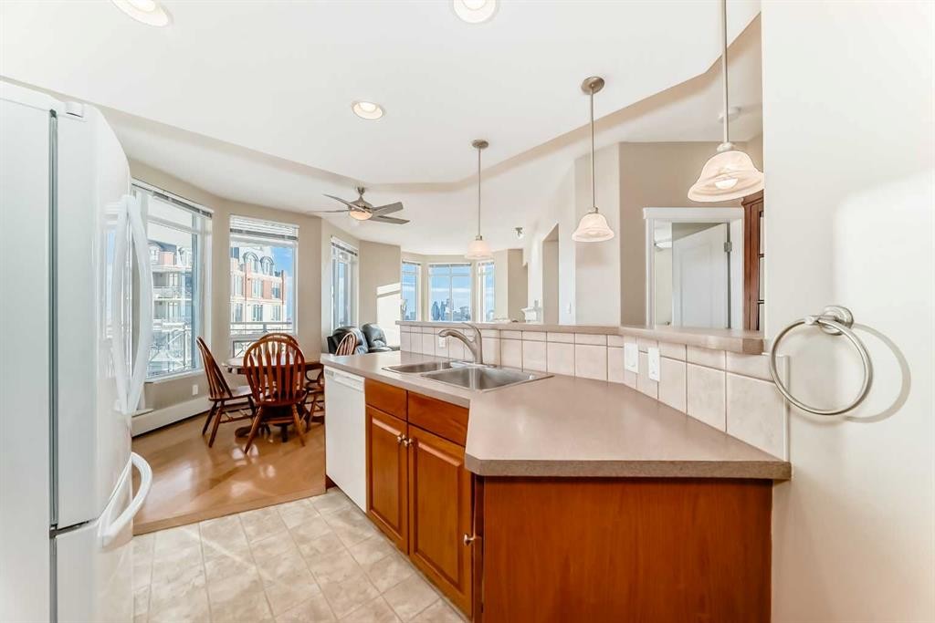 708-1726 14 Avenue Nw, Calgary, AB - Indoor Photo Showing Kitchen With Double Sink