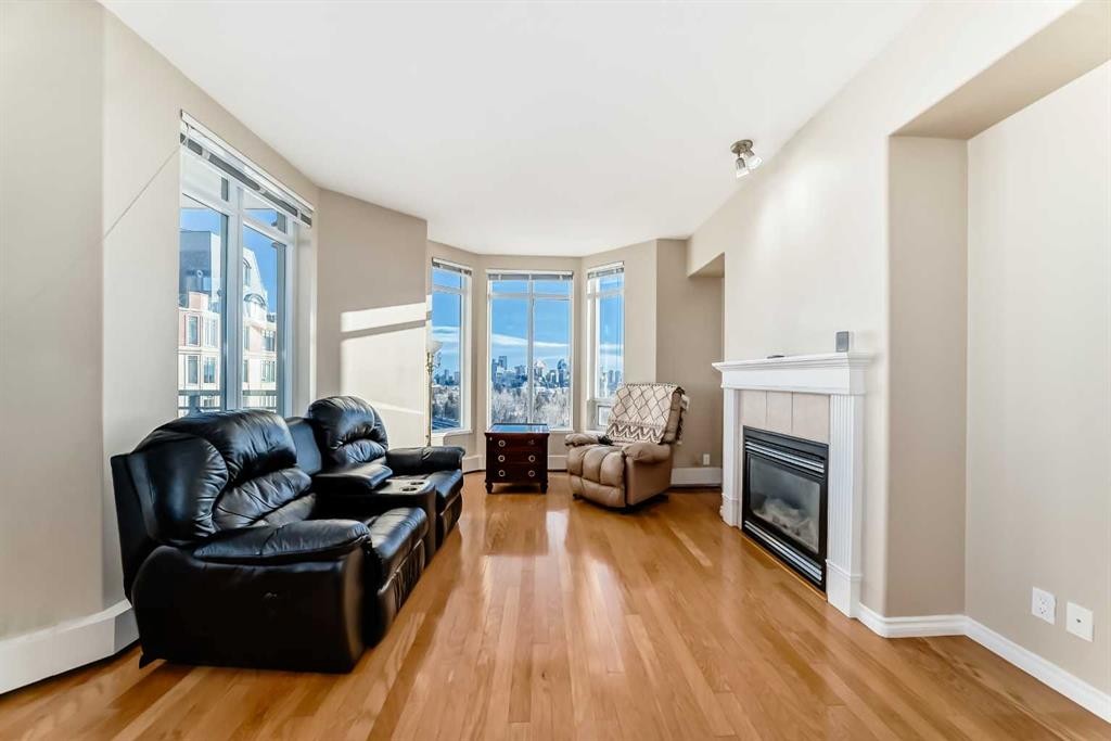 708-1726 14 Avenue Nw, Calgary, AB - Indoor Photo Showing Living Room With Fireplace