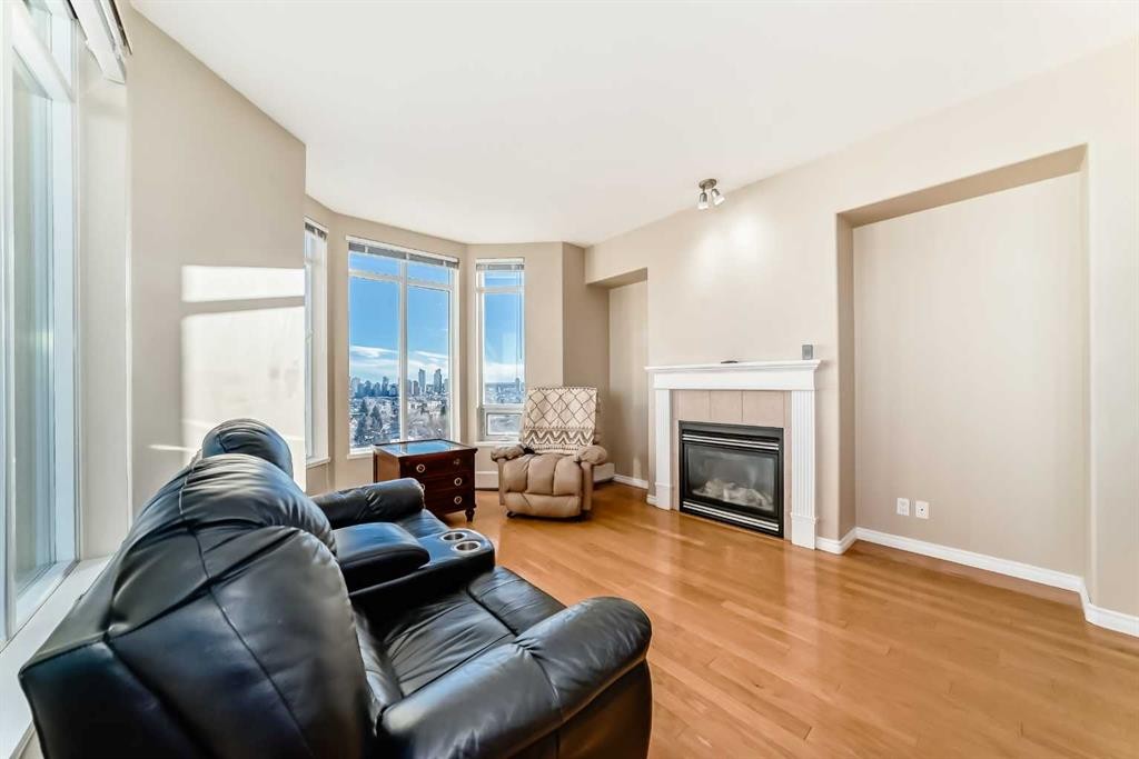 708-1726 14 Avenue Nw, Calgary, AB - Indoor Photo Showing Living Room With Fireplace