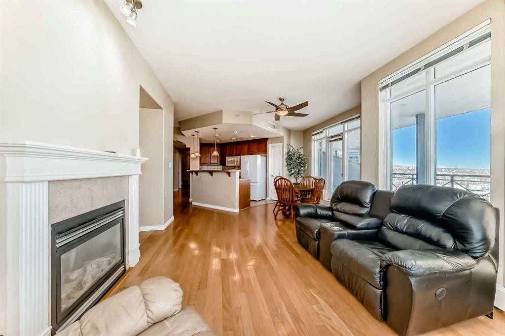 708-1726 14 Avenue Nw, Calgary, AB - Indoor Photo Showing Living Room With Fireplace