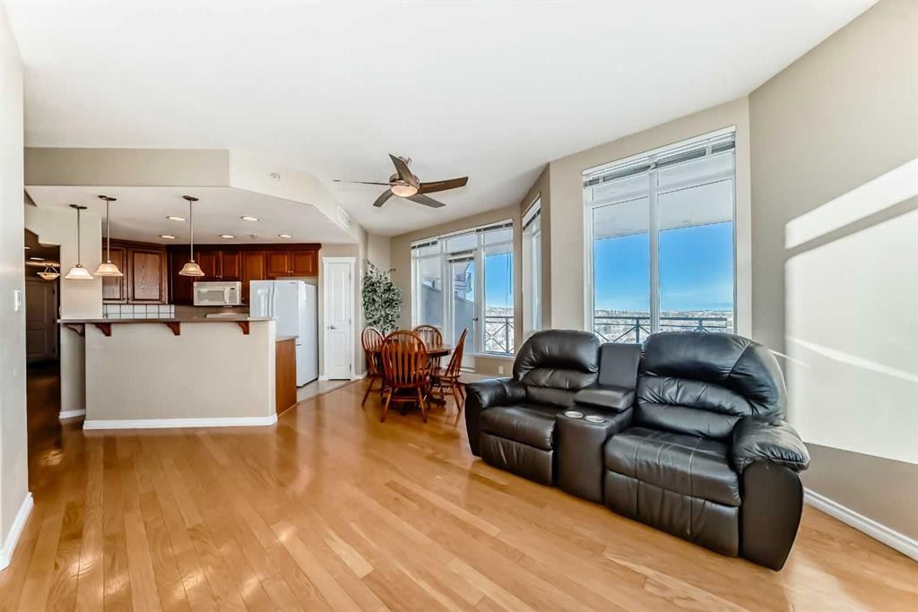 708-1726 14 Avenue Nw, Calgary, AB - Indoor Photo Showing Living Room