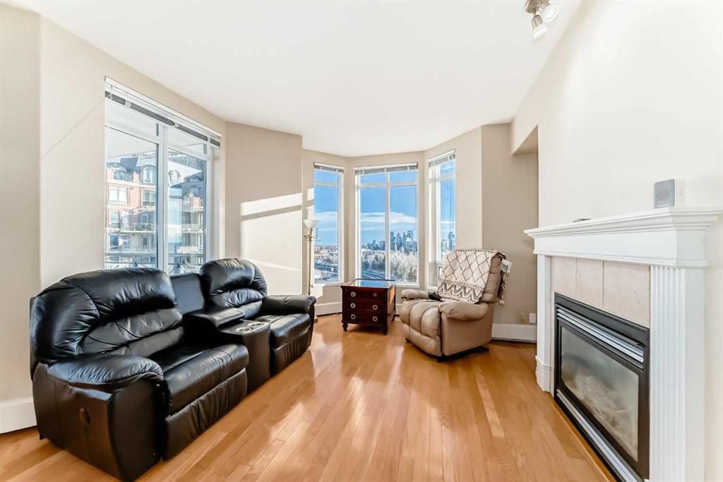 708-1726 14 Avenue Nw, Calgary, AB - Indoor Photo Showing Living Room With Fireplace