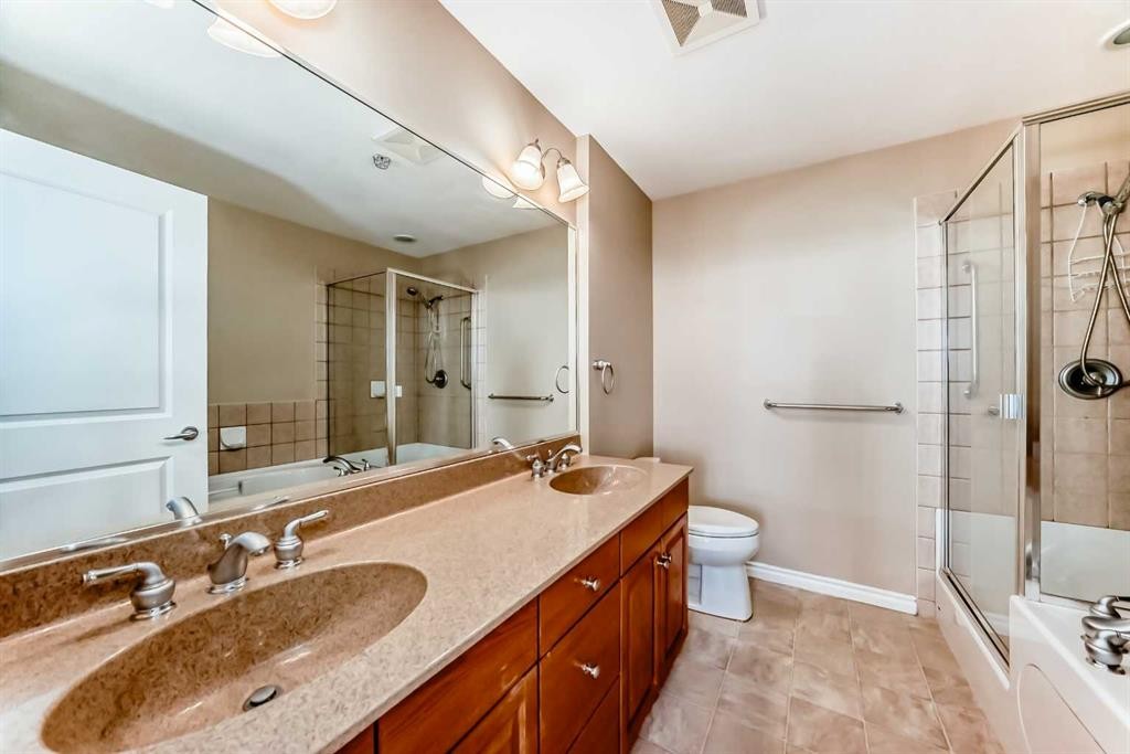 708-1726 14 Avenue Nw, Calgary, AB - Indoor Photo Showing Bathroom