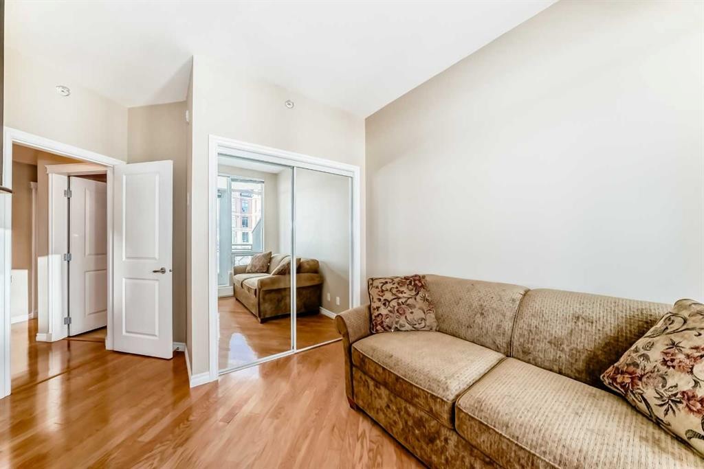 708-1726 14 Avenue Nw, Calgary, AB - Indoor Photo Showing Living Room