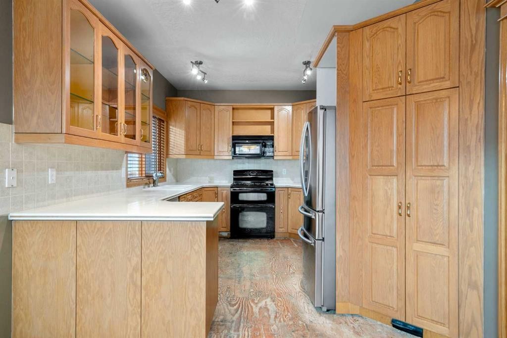 12 Prominence Point Sw, Calgary, AB - Indoor Photo Showing Kitchen