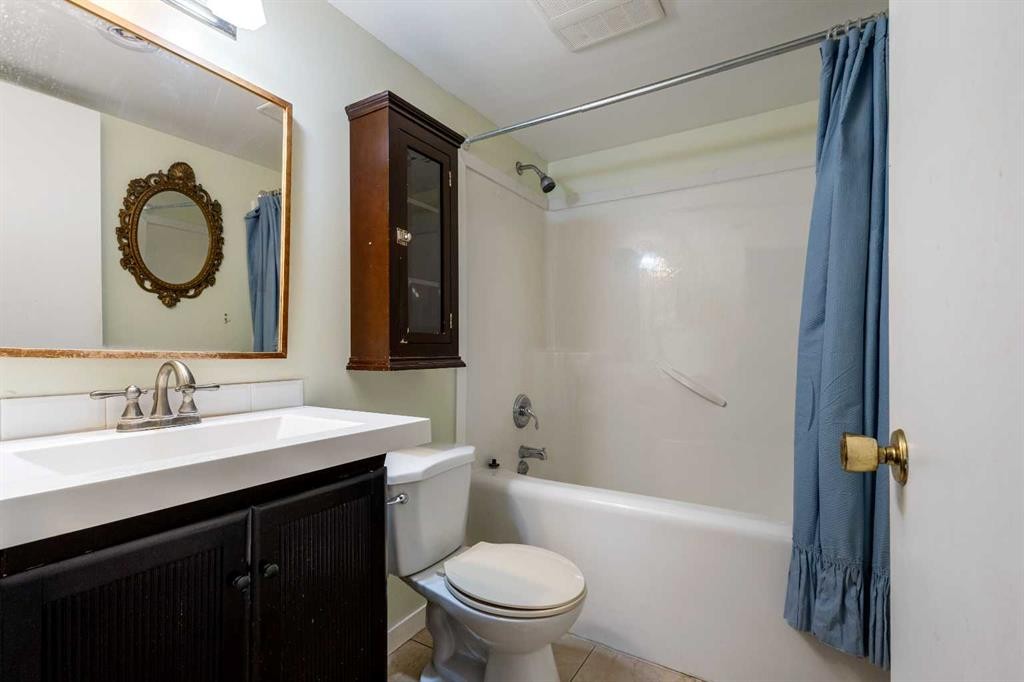 101-3747 42 Street Nw, Calgary, AB - Indoor Photo Showing Bathroom