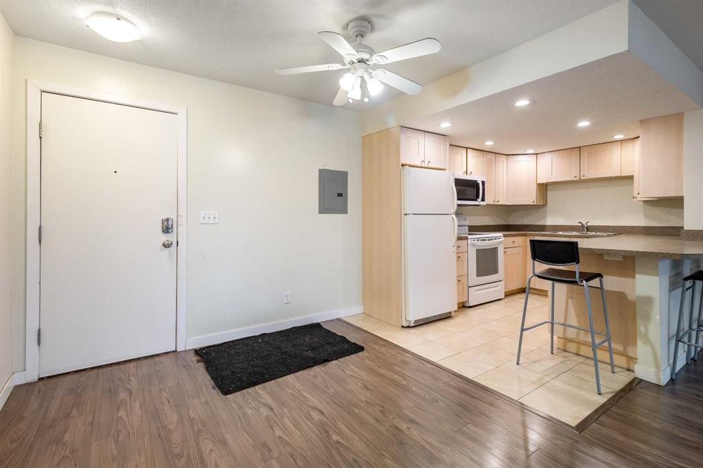 101-3747 42 Street Nw, Calgary, AB - Indoor Photo Showing Kitchen