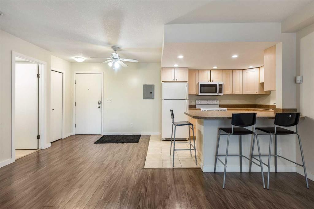 101-3747 42 Street Nw, Calgary, AB - Indoor Photo Showing Kitchen
