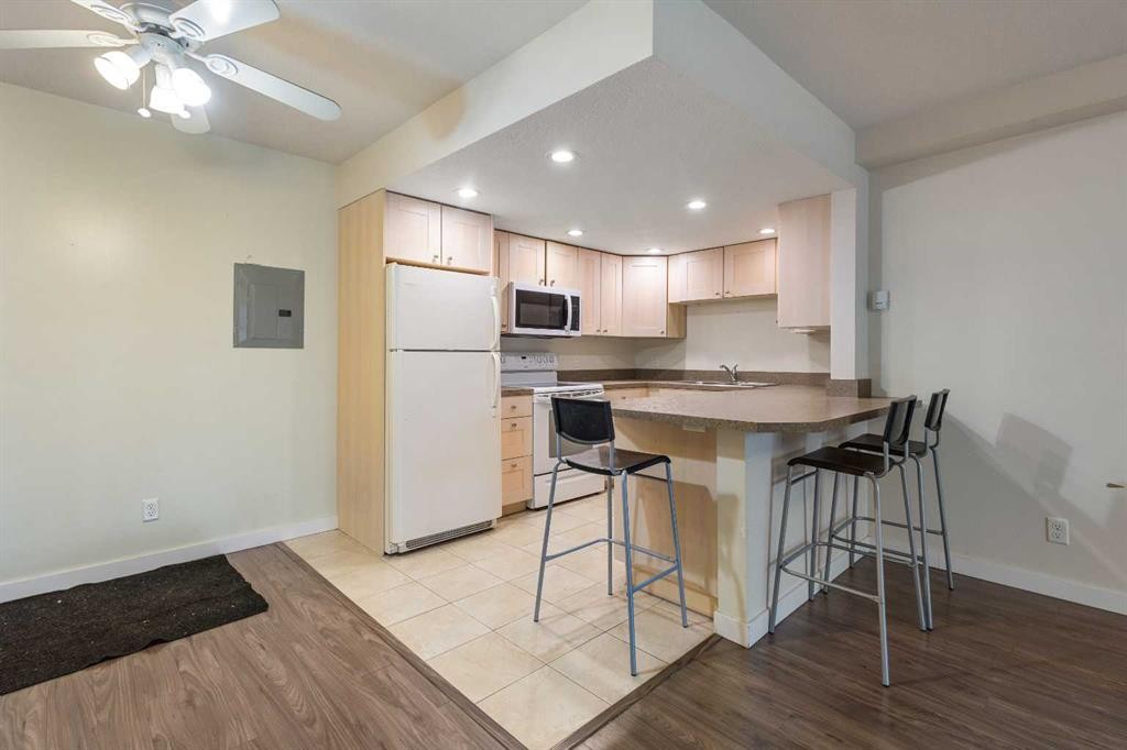 101-3747 42 Street Nw, Calgary, AB - Indoor Photo Showing Kitchen