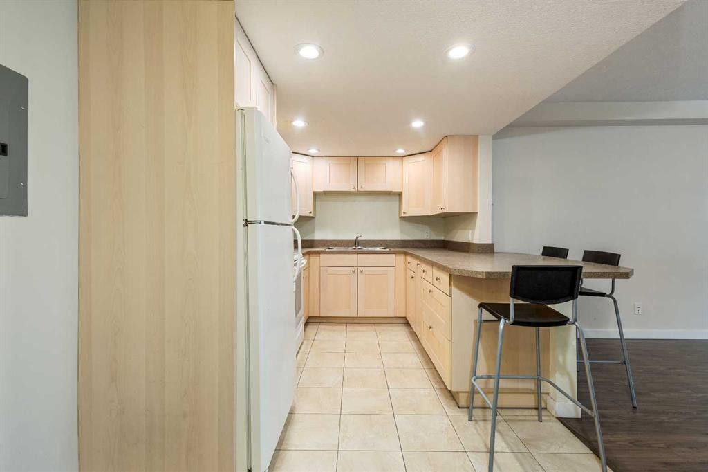 101-3747 42 Street Nw, Calgary, AB - Indoor Photo Showing Kitchen