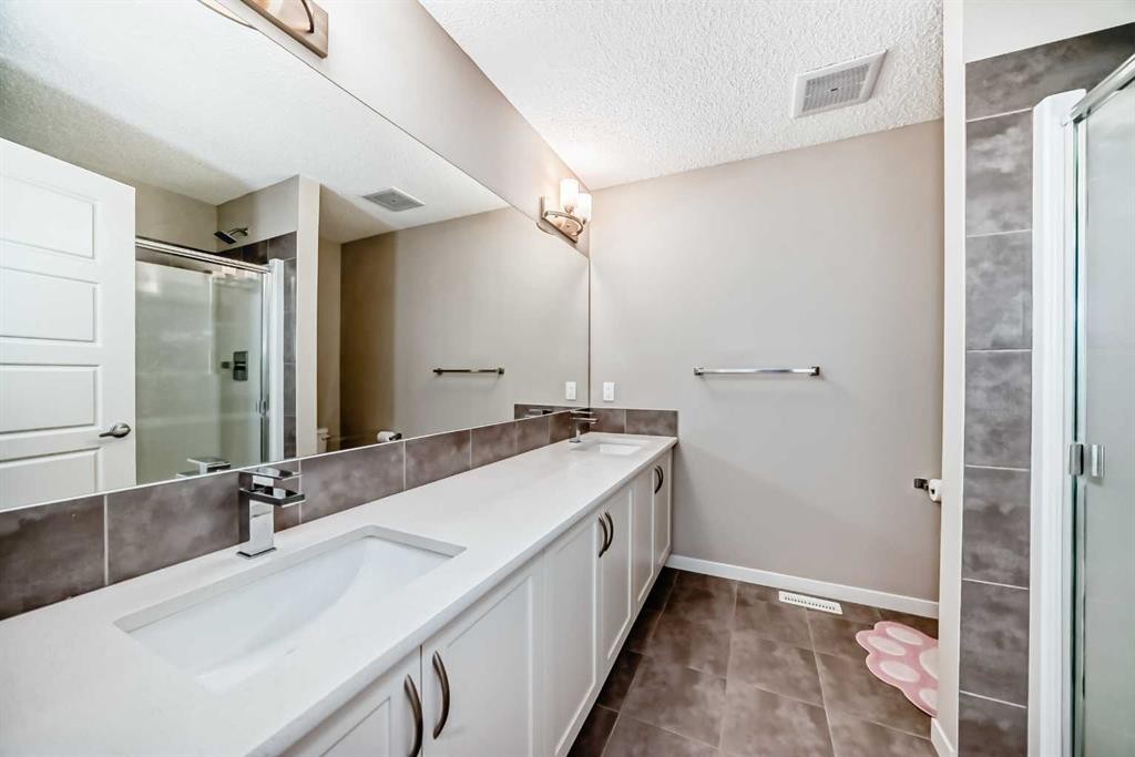 621 Nolanlake Villas Nw, Calgary, AB - Indoor Photo Showing Bathroom