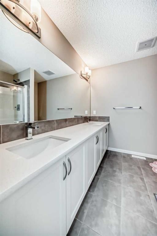 621 Nolanlake Villas Nw, Calgary, AB - Indoor Photo Showing Bathroom