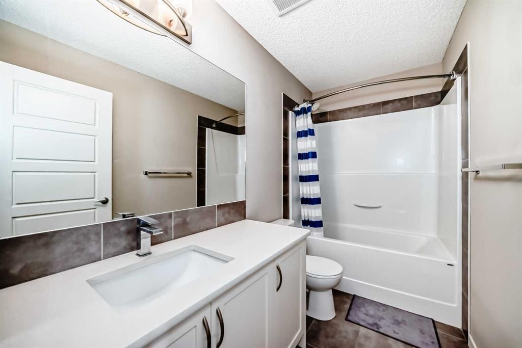 621 Nolanlake Villas Nw, Calgary, AB - Indoor Photo Showing Bathroom