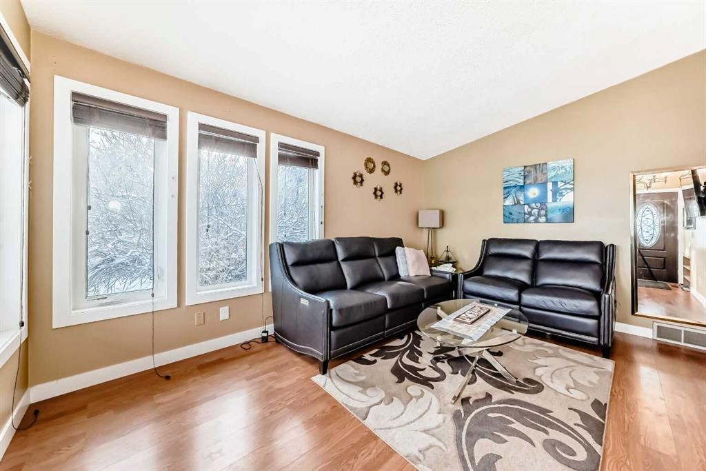 19 Mchugh Place Ne, Calgary, AB - Indoor Photo Showing Living Room