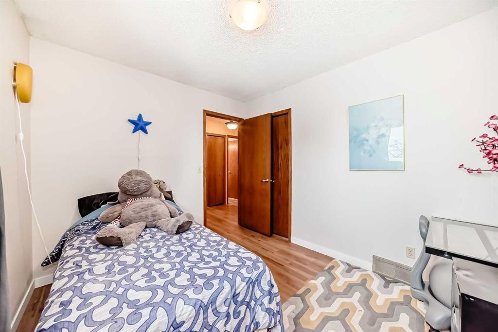 19 Mchugh Place Ne, Calgary, AB - Indoor Photo Showing Bedroom