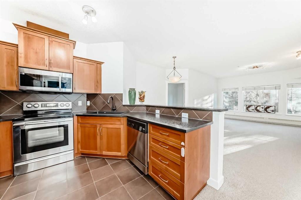 213-10 Discovery Ridge Close Sw, Calgary, AB - Indoor Photo Showing Kitchen