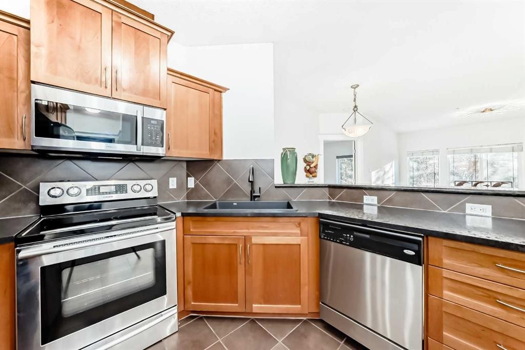 213-10 Discovery Ridge Close Sw, Calgary, AB - Indoor Photo Showing Kitchen