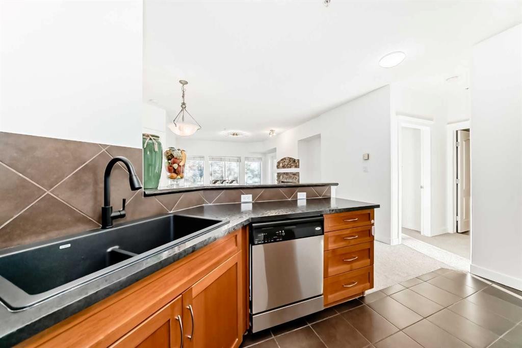213-10 Discovery Ridge Close Sw, Calgary, AB - Indoor Photo Showing Kitchen With Double Sink
