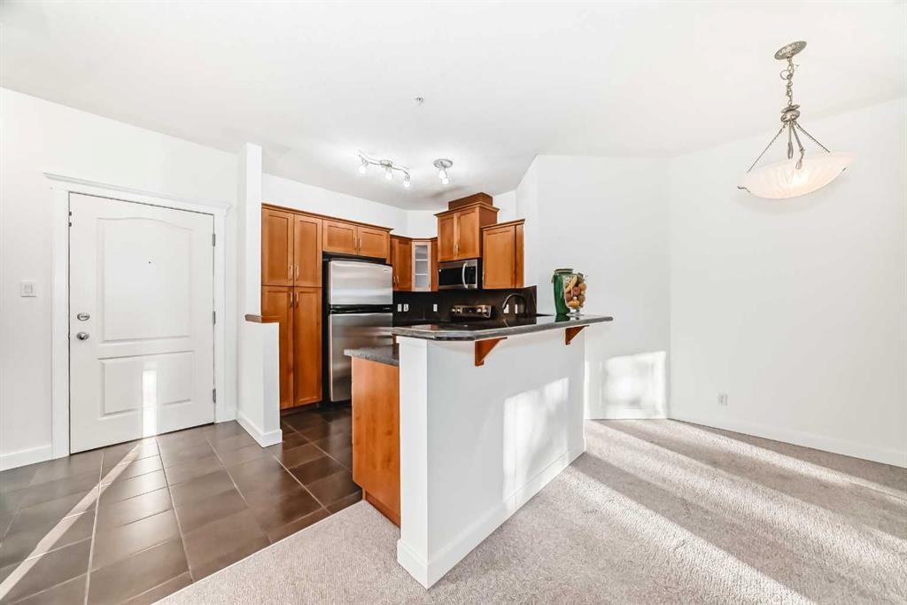 213-10 Discovery Ridge Close Sw, Calgary, AB - Indoor Photo Showing Kitchen