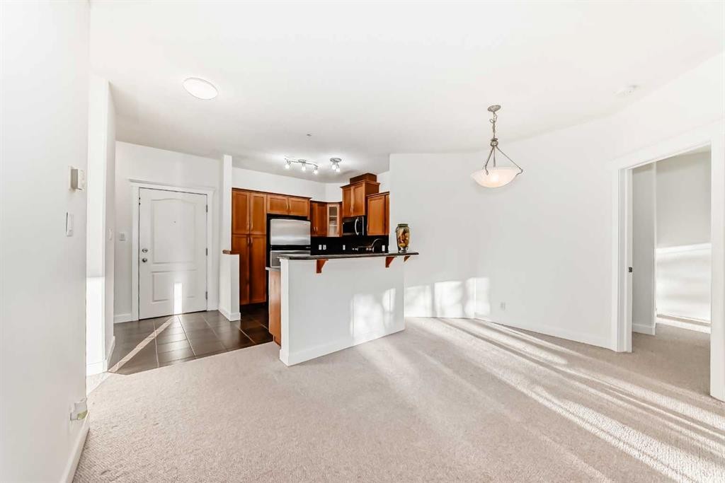 213-10 Discovery Ridge Close Sw, Calgary, AB - Indoor Photo Showing Kitchen