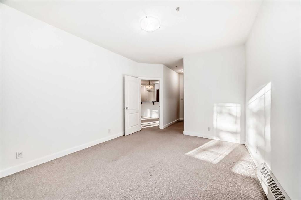 213-10 Discovery Ridge Close Sw, Calgary, AB - Indoor Photo Showing Other Room