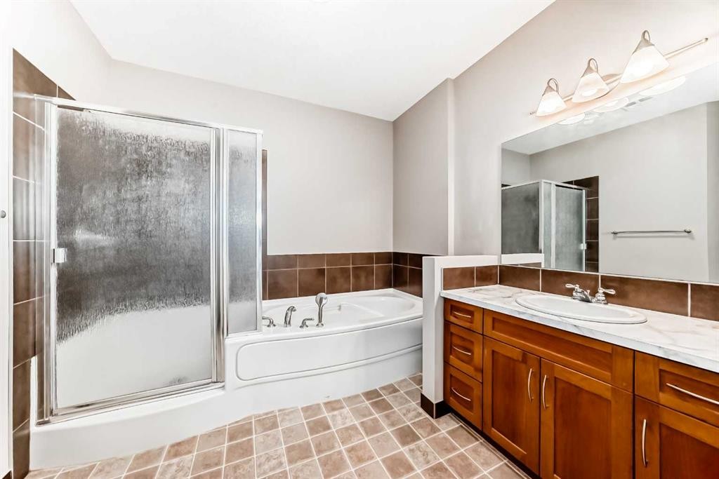 213-10 Discovery Ridge Close Sw, Calgary, AB - Indoor Photo Showing Bathroom