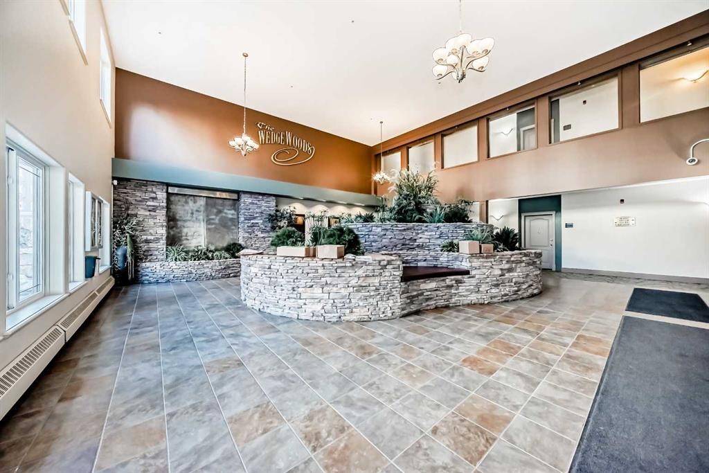 213-10 Discovery Ridge Close Sw, Calgary, AB - Indoor Photo Showing Other Room