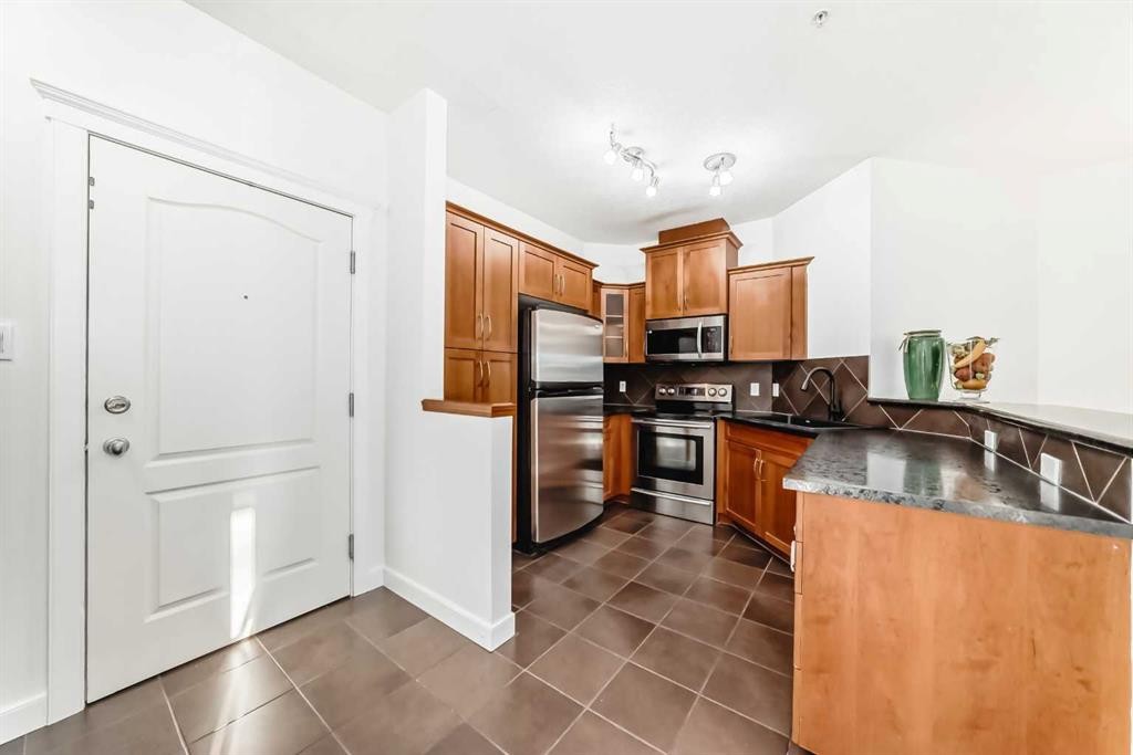 213-10 Discovery Ridge Close Sw, Calgary, AB - Indoor Photo Showing Kitchen