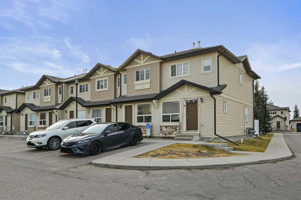 165 Saddlebrook Point Ne, Calgary, AB - Outdoor With Facade