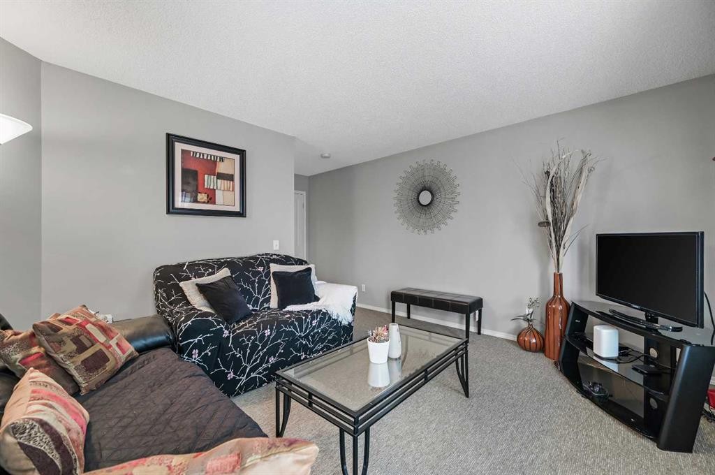 165 Saddlebrook Point Ne, Calgary, AB - Indoor Photo Showing Living Room