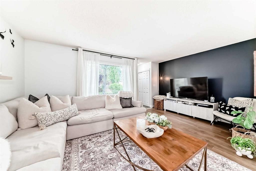 70-7205 4 Street Ne, Calgary, AB - Indoor Photo Showing Living Room