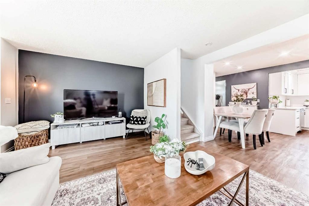 70-7205 4 Street Ne, Calgary, AB - Indoor Photo Showing Living Room
