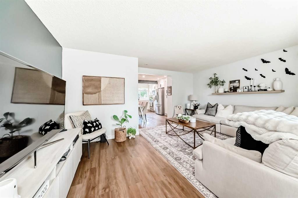 70-7205 4 Street Ne, Calgary, AB - Indoor Photo Showing Living Room