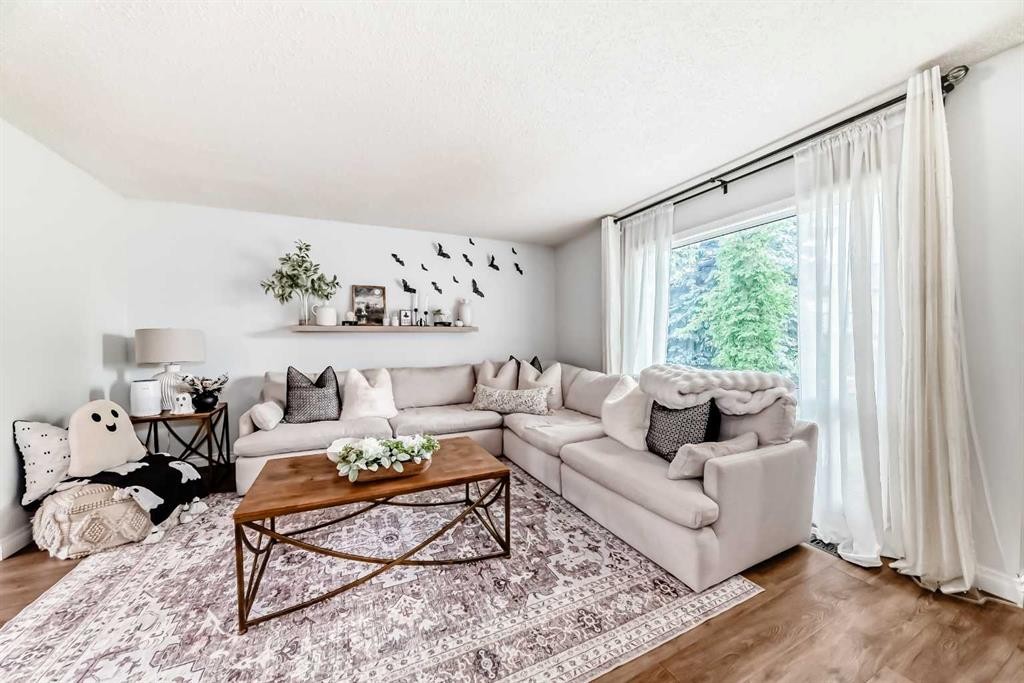 70-7205 4 Street Ne, Calgary, AB - Indoor Photo Showing Living Room