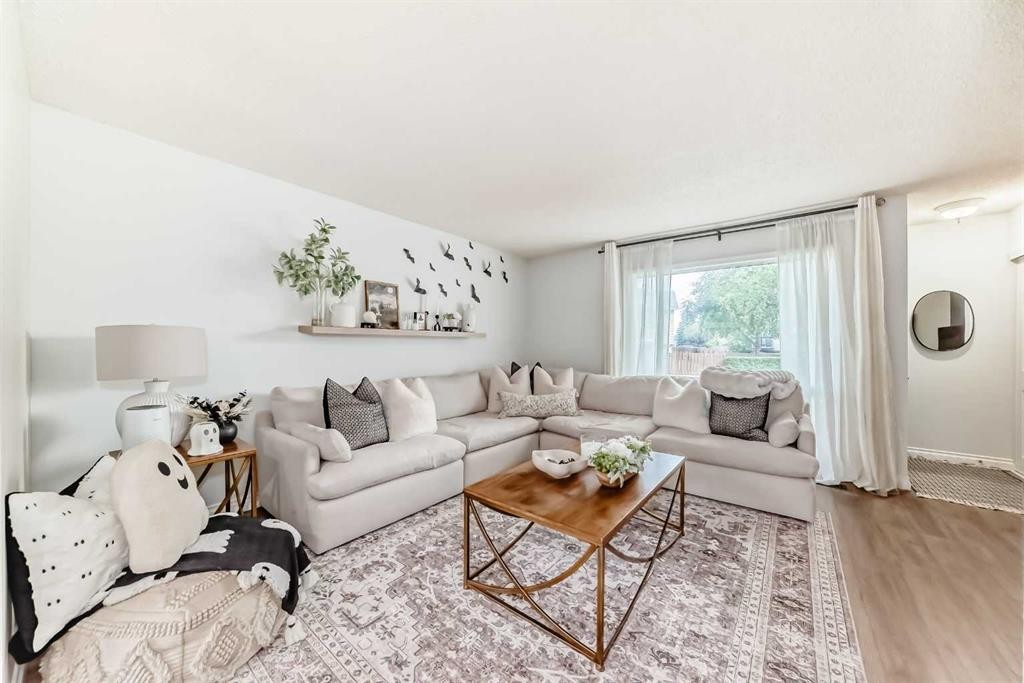 70-7205 4 Street Ne, Calgary, AB - Indoor Photo Showing Living Room