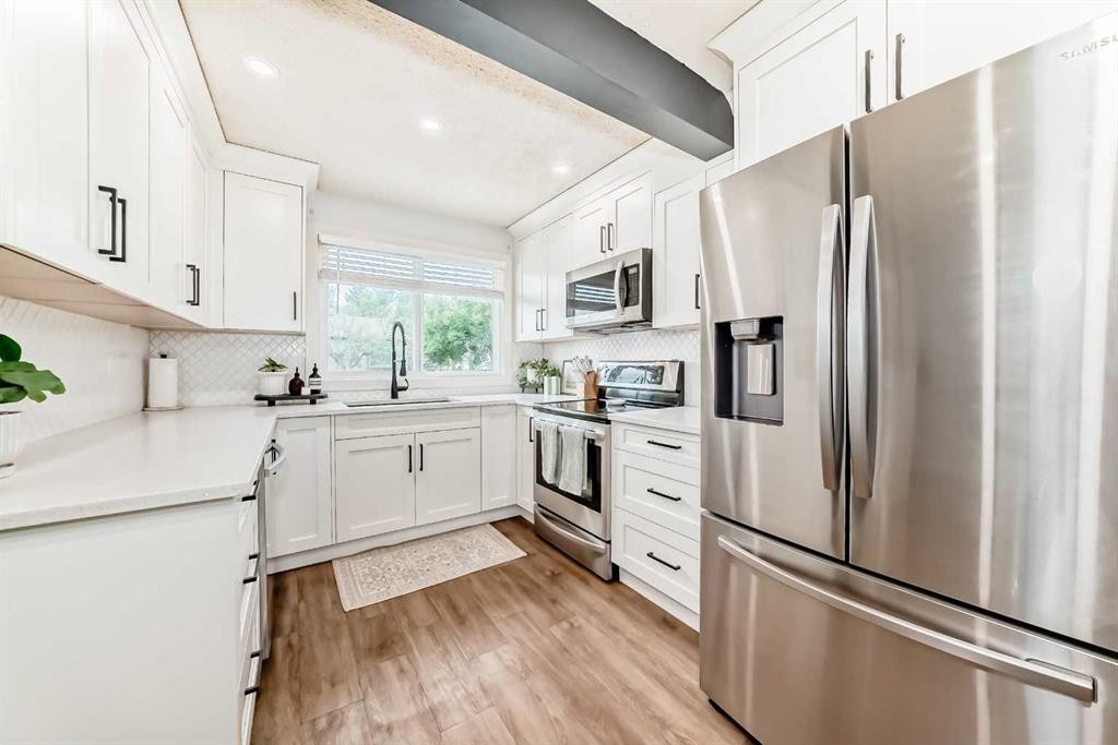 70-7205 4 Street Ne, Calgary, AB - Indoor Photo Showing Kitchen With Stainless Steel Kitchen With Upgraded Kitchen