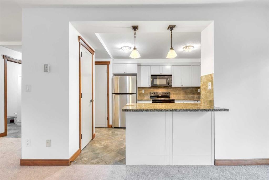 209-315 50 Avenue Sw, Calgary, AB - Indoor Photo Showing Kitchen
