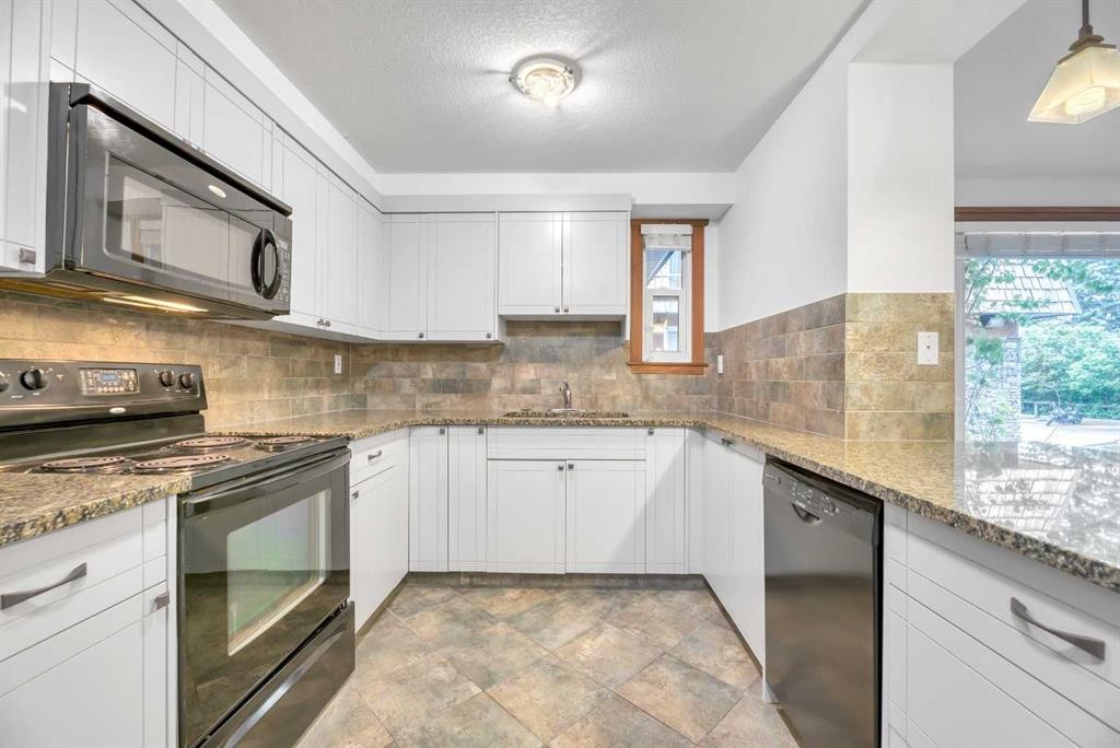 209-315 50 Avenue Sw, Calgary, AB - Indoor Photo Showing Kitchen With Upgraded Kitchen