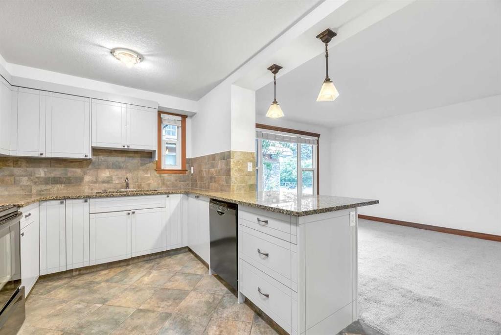 209-315 50 Avenue Sw, Calgary, AB - Indoor Photo Showing Kitchen With Upgraded Kitchen