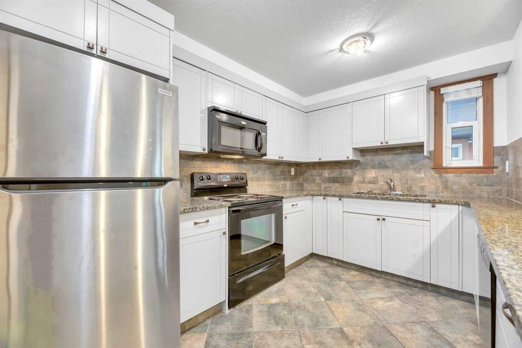 209-315 50 Avenue Sw, Calgary, AB - Indoor Photo Showing Kitchen With Double Sink