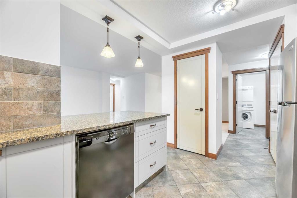 209-315 50 Avenue Sw, Calgary, AB - Indoor Photo Showing Kitchen
