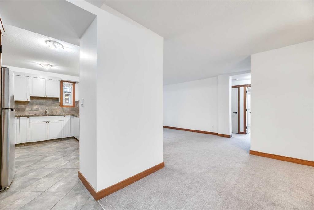 209-315 50 Avenue Sw, Calgary, AB - Indoor Photo Showing Kitchen