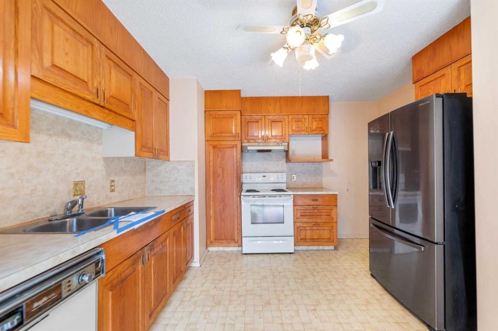 2618 46 Street Se, Calgary, AB - Indoor Photo Showing Kitchen With Double Sink