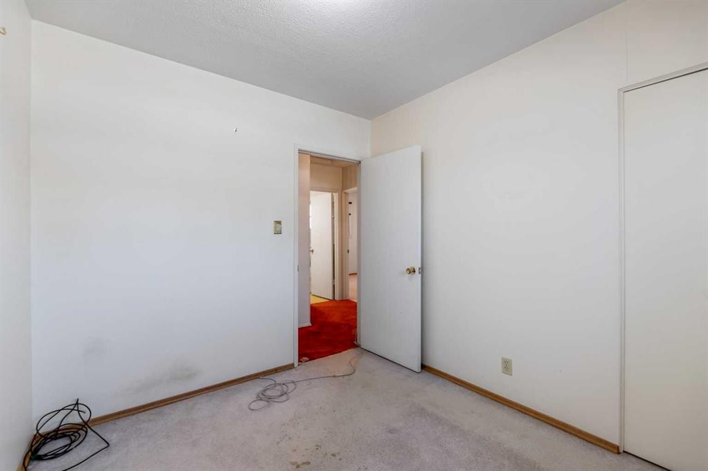 2618 46 Street Se, Calgary, AB - Indoor Photo Showing Other Room