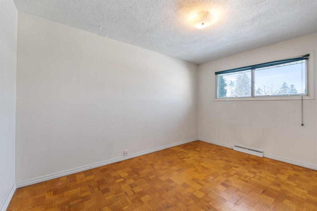 2618 46 Street Se, Calgary, AB - Indoor Photo Showing Other Room