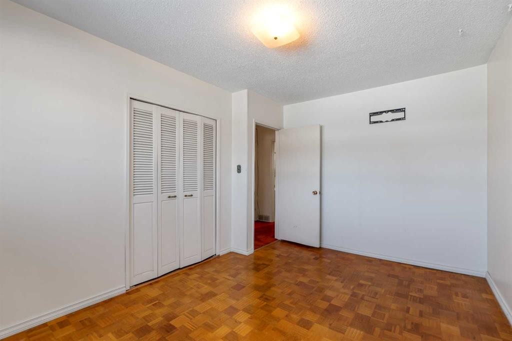 2618 46 Street Se, Calgary, AB - Indoor Photo Showing Other Room