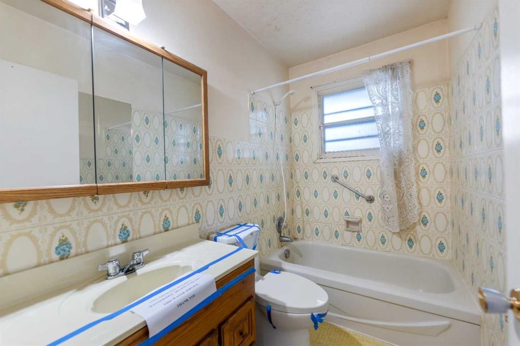 2618 46 Street Se, Calgary, AB - Indoor Photo Showing Bathroom