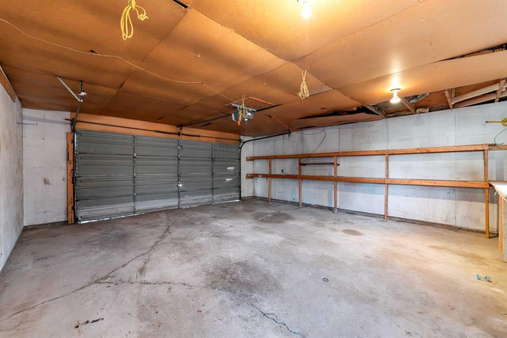 2618 46 Street Se, Calgary, AB - Indoor Photo Showing Garage