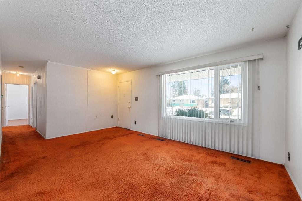 2618 46 Street Se, Calgary, AB - Indoor Photo Showing Other Room