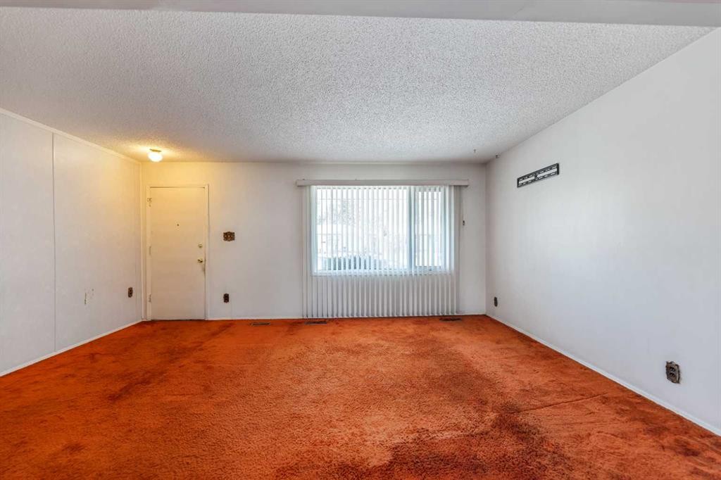 2618 46 Street Se, Calgary, AB - Indoor Photo Showing Other Room